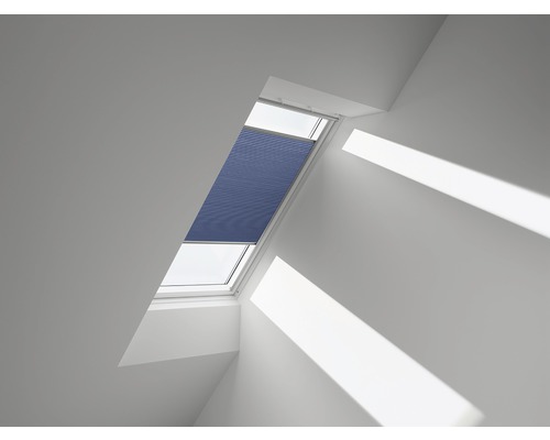 VELUX Wabenplissee blau uni manuell FHC M31 1156S Dachfenster mit blauem Plissee in einem hellen Raum