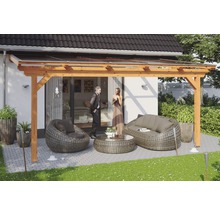 Holzterrasse mit Sitzmöbeln und Paar