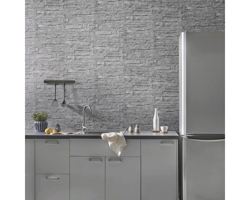 Kunststoffpaneel Element Pietra Mineral grau 2600 x 375 x 8 mm Moderne Küche mit grauer Steinwand, Spüle, Küchenutensilien und Kühlschrank