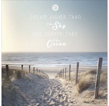 Dekoration mit dem Text Träume höher als der Himmel und tiefer als das Meer am Strand