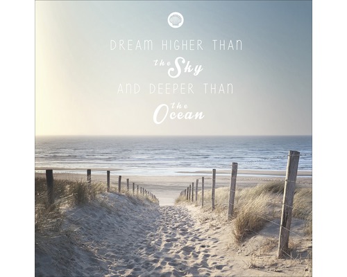 Dekoration mit dem Text Träume höher als der Himmel und tiefer als das Meer am Strand