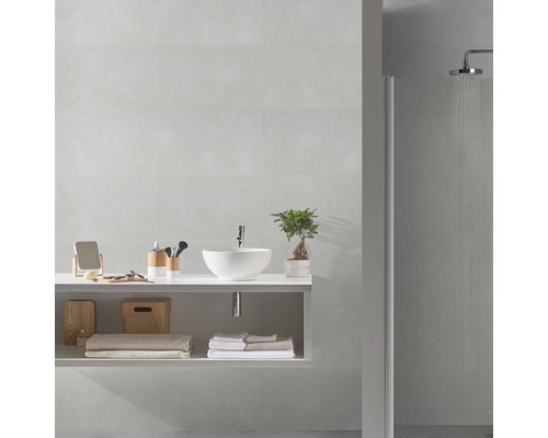 Kunststoffpaneel Element Compact Beton weiß 1200 x 375 x 8 mm Modernes Badezimmer mit Waschbecken, Armatur, Handtüchern und Dusche