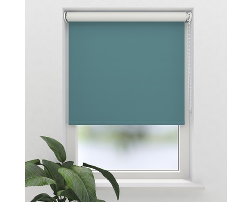 Fenster mit geschlossenem, blickdichtem Rollo