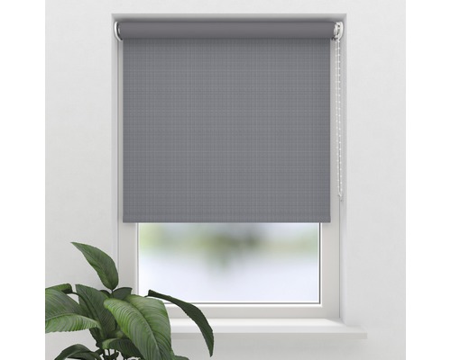 Graues Rollo am Fenster zur Lichtregulierung