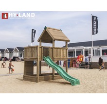 Spielturm mit Rutsche auf einem Sandstrand mit Personen und Strandhäusern
