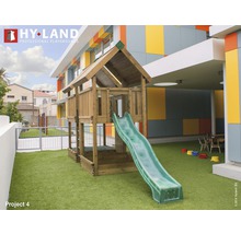 Holzspielhaus mit Rutsche auf einem Spielplatz mit Kunstrasen