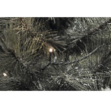 Nahaufnahme eines Weihnachtsbaums mit Beleuchtung und Schnee