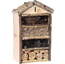 Insektenhotel aus Holz mit verschiedenen Füllmaterialien für Insekten