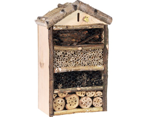 Insektenhotel aus Holz mit verschiedenen Füllmaterialien für Insekten