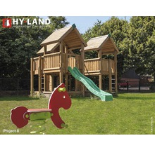Spielplatz mit Holzturm, Rutsche und Schaukeltier