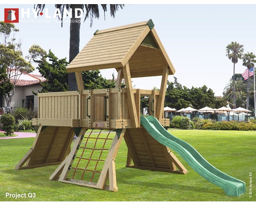 Spielturm Hyland Projekt Q3 Holz mit Kletterwand, Rutsche grün Spielplatz mit Rutsche und Kletternetz im Garten.