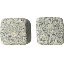 Zwei Pflastersteine aus Granit