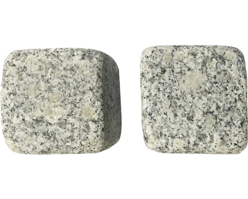 Zwei Pflastersteine aus Granit