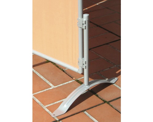 Detailansicht des Metallfußes einer Sichtschutzwand auf einer Terrasse