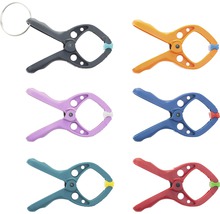 Sortiment an Kunststoffklammern in verschiedenen Farben