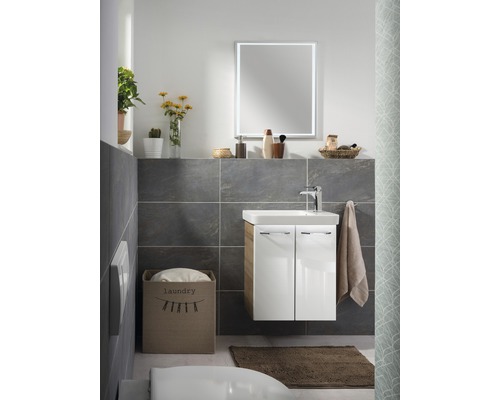 FACKELMANN LED Waschtischbeleuchtung Contura Light Milano 2,8 W Badezimmer mit Waschtisch, Spiegel, Wäschekorb und Dekoration