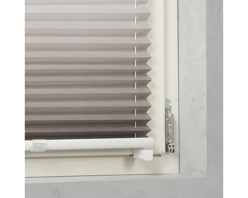 Detailansicht einer grauen Faltjalousie am Fenster