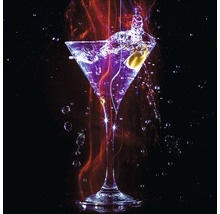 Martini Glas mit Olive und spritzendem Getränk vor dunklem Hintergrund