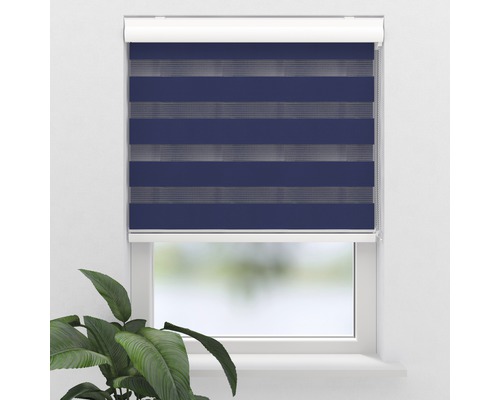 Fenster mit Rollo im Streifenmuster