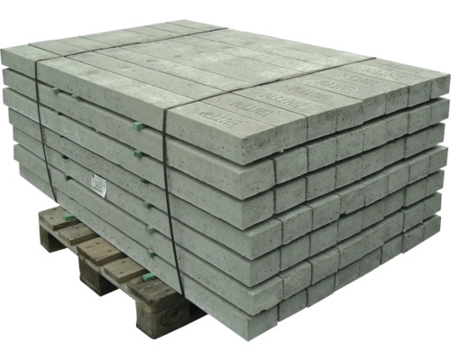 Stapel grauer Rasenkantensteine auf Palette