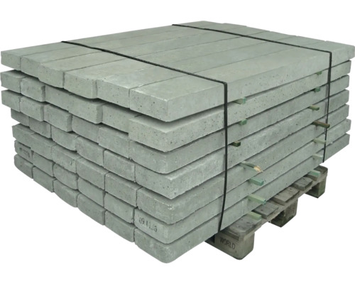 Stapel Betonpflastersteine auf einer Palette