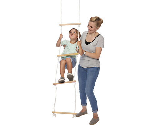 Mutter und Kind mit Strickleiter für den Spielplatz