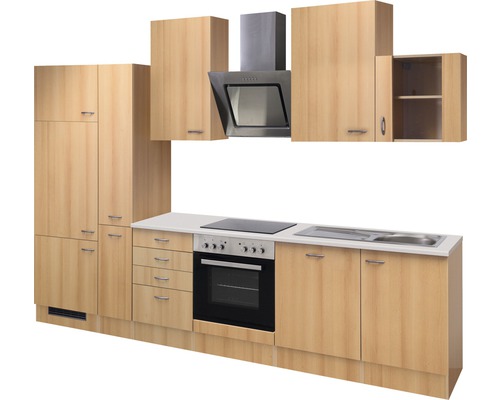 Einbauküche mit Hängeschränken, Dunstabzugshaube, Spüle und Elektrogeräten