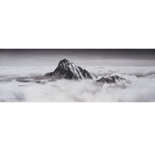 Schwarzweiß-Fotografie einer Berglandschaft im Nebel