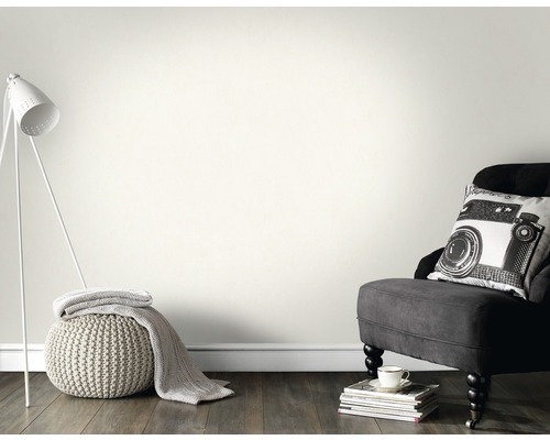 Heller Raum mit Sessel, Lampe und Wandfarbe