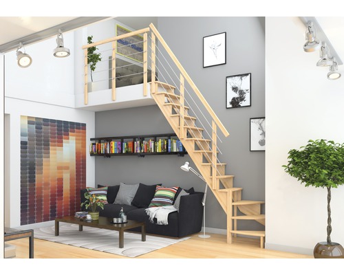Wohnraum mit Holztreppe, Bücherregal und Sitzecke