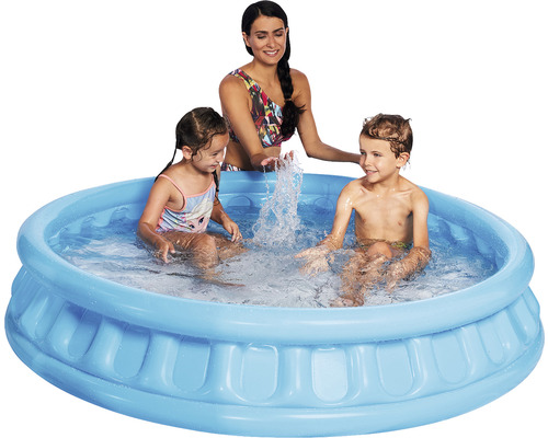 Aufblasbarer Pool mit spielenden Kindern und einer Frau im Freien.