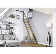 Helle Wohnungseinrichtung mit Holztreppe, Sofa und Bücherregal
