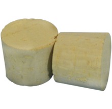 Zwei Holzdübel