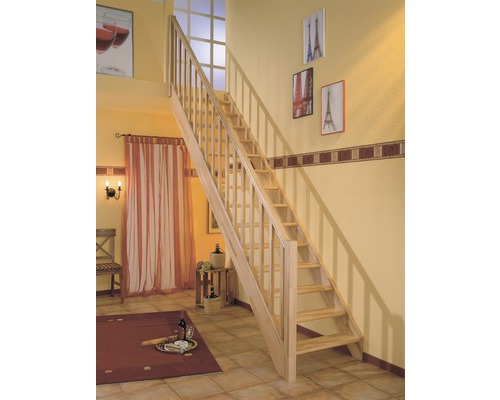 Holztreppe mit Geländer in Wohnraum