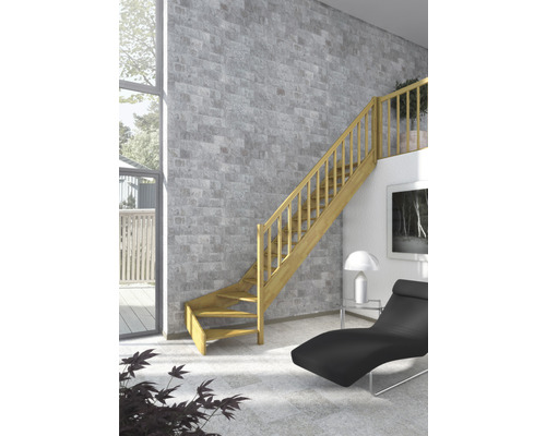 Holztreppe im Wohnraum mit Sessel und Dekor