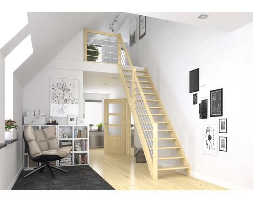 Heller Raum mit Holztreppe zum Zwischengeschoss