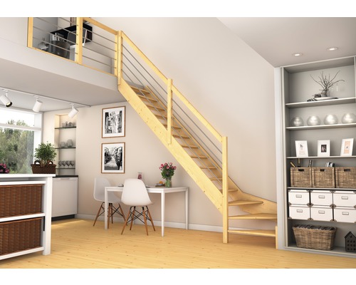 Wohnraum mit Holztreppe, Esstisch und Regalen für eine helle und organisierte Atmosphäre.