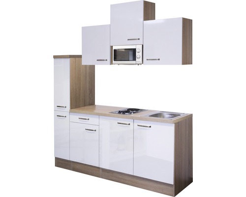 Küchenzeile mit Spüle, Kochfeld, Mikrowelle und Schränken