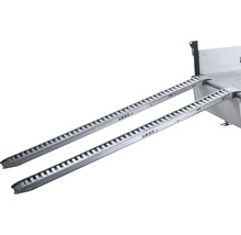 Zwei Aluminium-Auffahrrampen an einem Fahrzeug