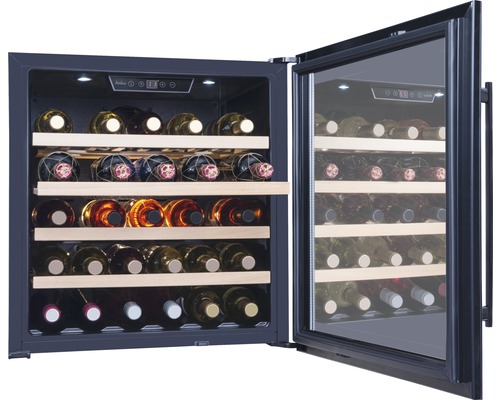 Offener Weinkühlschrank mit mehreren Weinflaschen auf Holzregalen