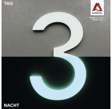 Hausnummer 3 mit Tag- und Nachtansicht sowie Alpertec Logo