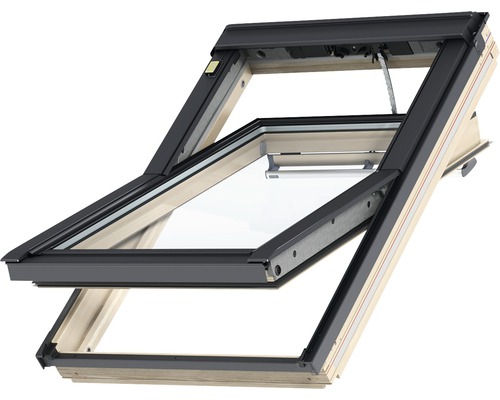 Geöffnetes Dachfenster mit Holzrahmen