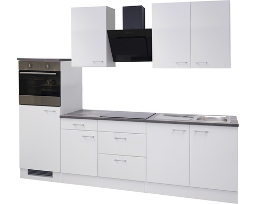 Komplette Küche mit Spüle, Herd, Backofen, Dunstabzugshaube und weißen Schränken