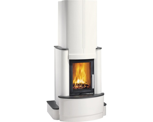 Kaminofen mit Brennholz hinter Glas