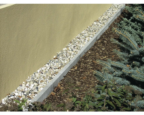 Gartenszene mit Rasenkante aus Betonsteinen und Kies