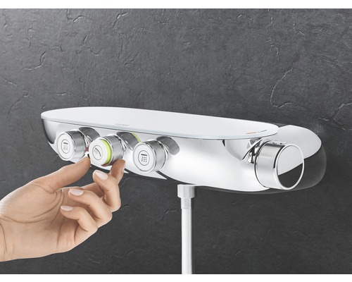 Duscharmatur mit Drehknöpfen zur Steuerung der Wasserfunktionen