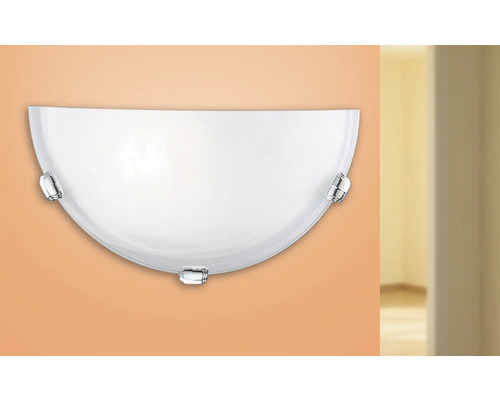 Halbrunde Wandleuchte mit chromfarbenen Elementen.