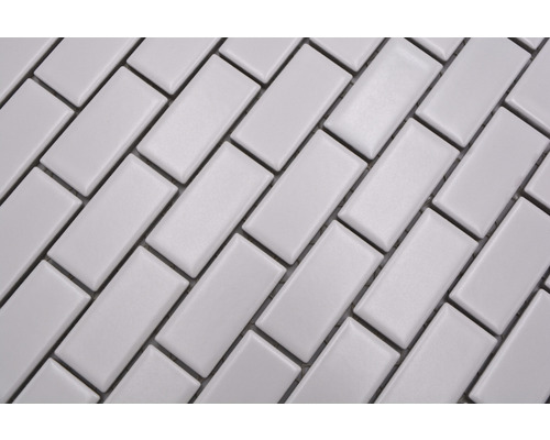 Rechteckige Mosaikfliesen in diagonaler Anordnung