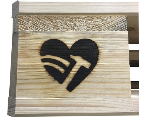 Holzkiste mit eingebranntem Herzmotiv