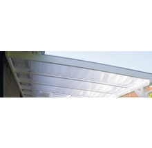 Terrassenüberdachung mit Stoffbahnen als Sonnenschutz